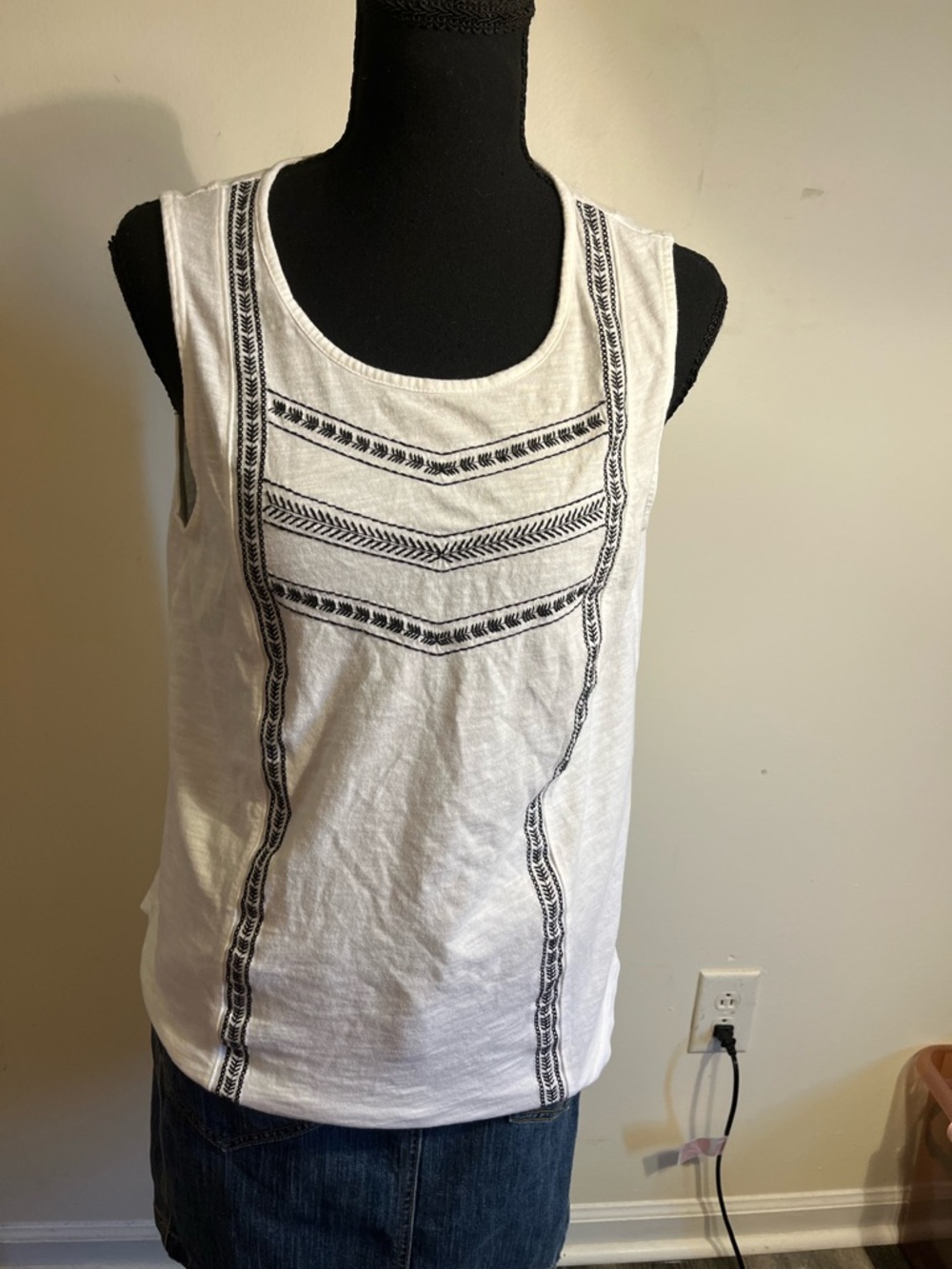 Old Navy White Sleeveless Embroidered Tank Top